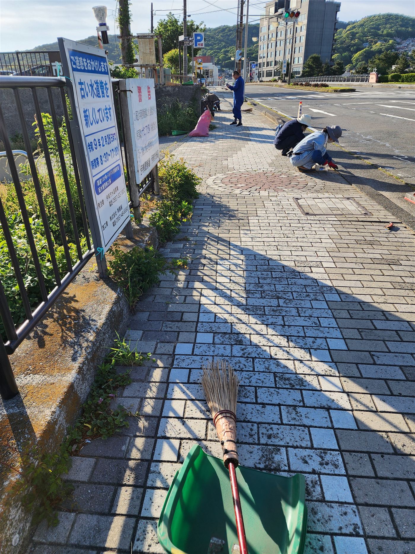 歩道の清掃作業